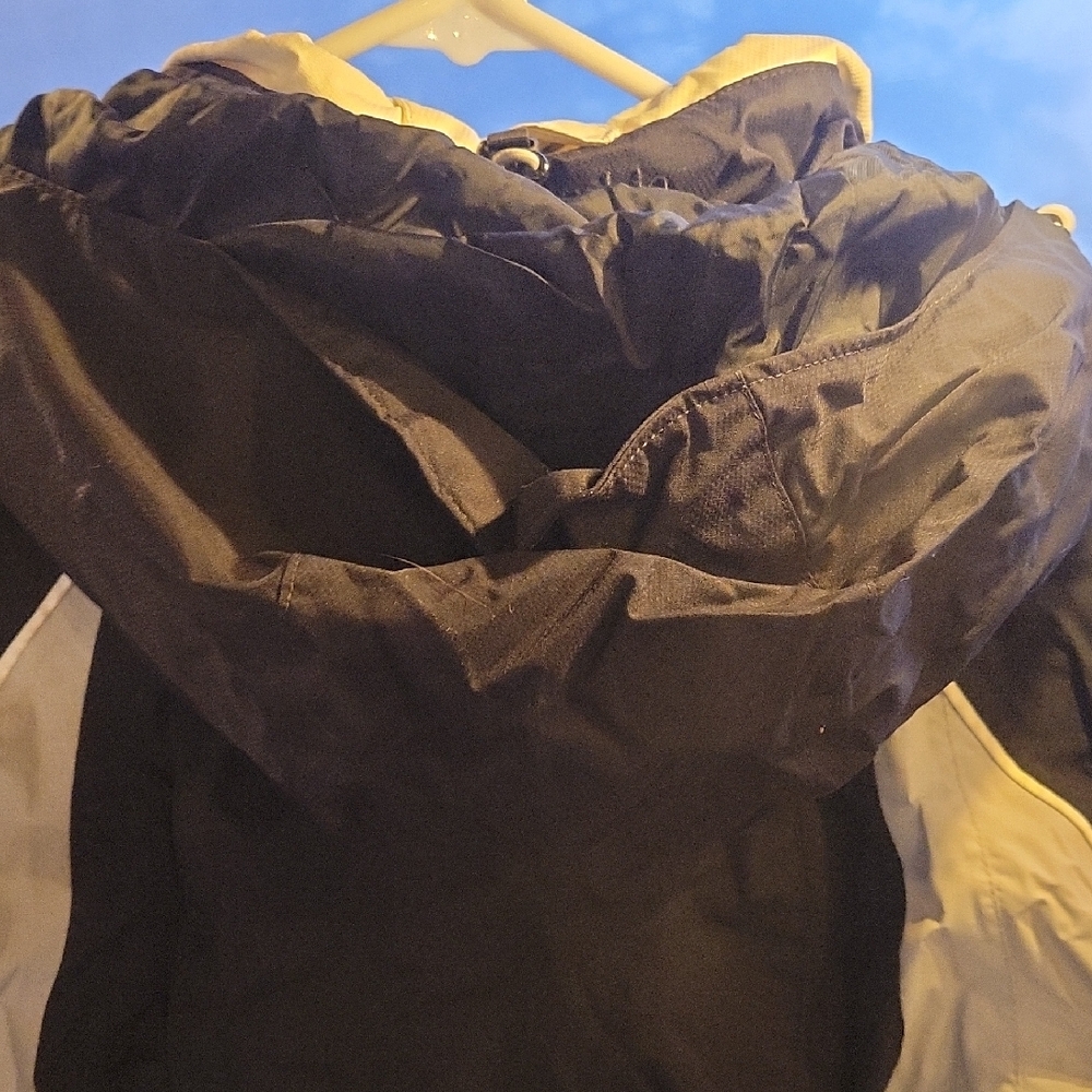 Columbia Women's Black and Cream Rain Jacket - Picture 7 of 7